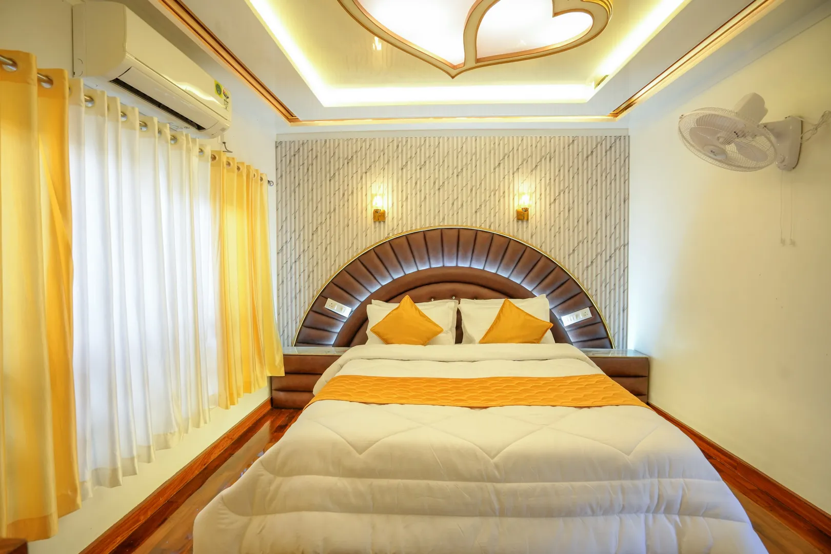 Lake Surya Luxury  - 1 Bedroom Luxury Houseboat Interior View | Kerala Houseboat Cruise | Alleppey Green Tourism