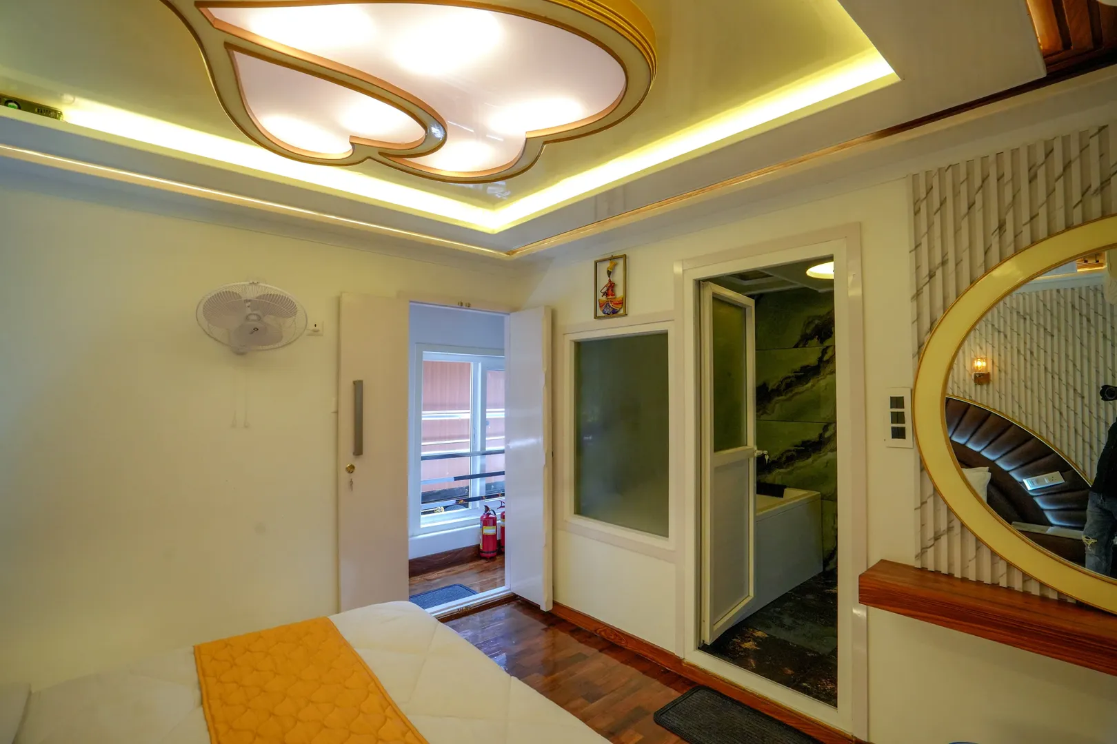 Lake Surya Luxury  - 1 Bedroom Luxury Houseboat Interior View | Kerala Houseboat Cruise | Alleppey Green Tourism