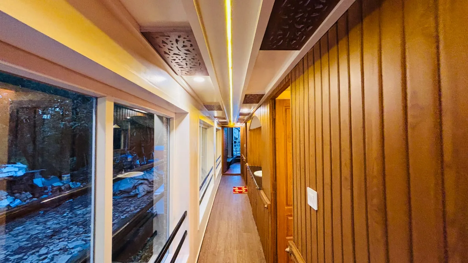 Omanakuttan Luxury