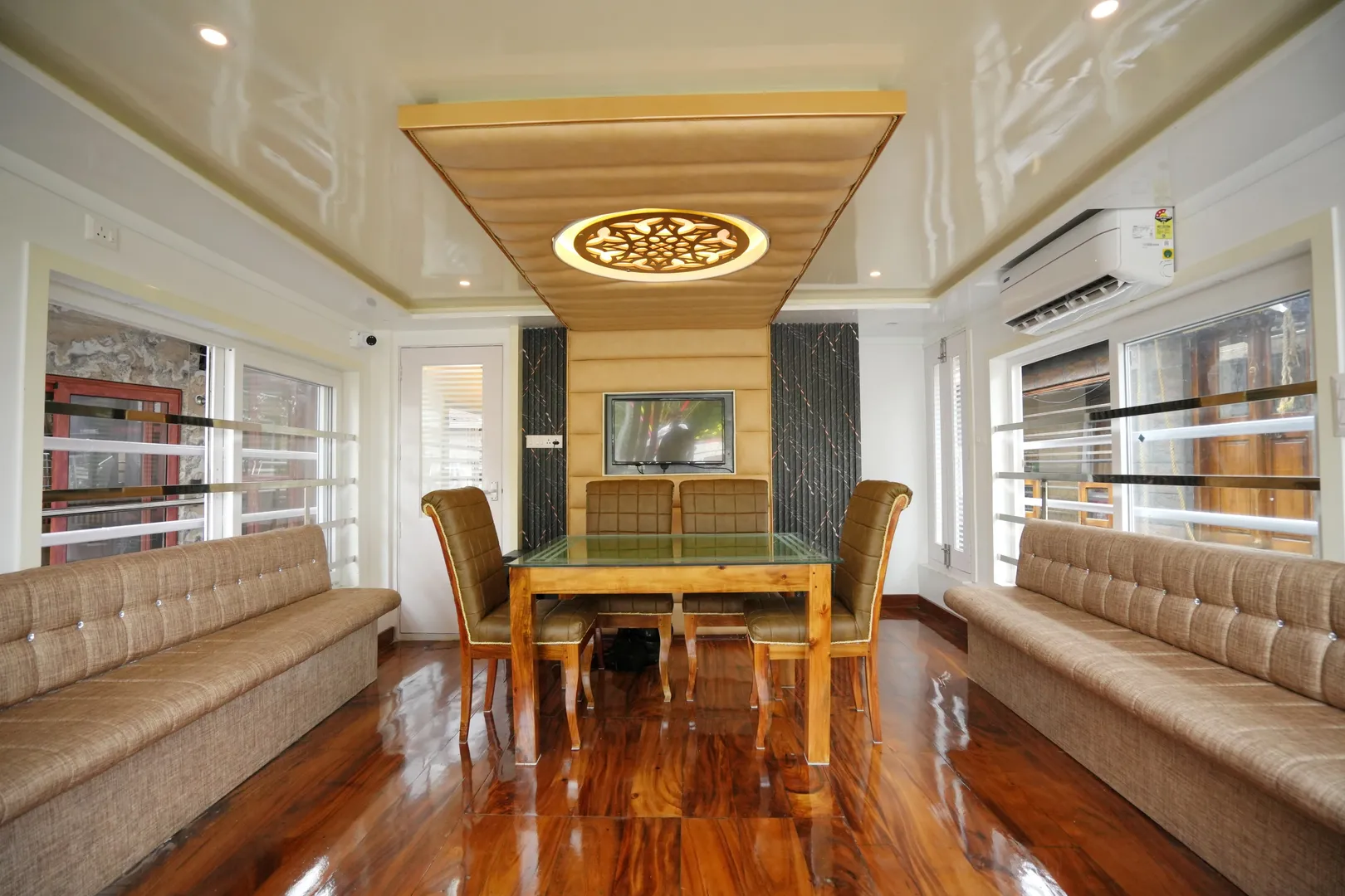 Lake Surya Luxury  - 1 Bedroom Luxury Houseboat Interior View | Alleppey Backwaters | Alleppey Green Tourism