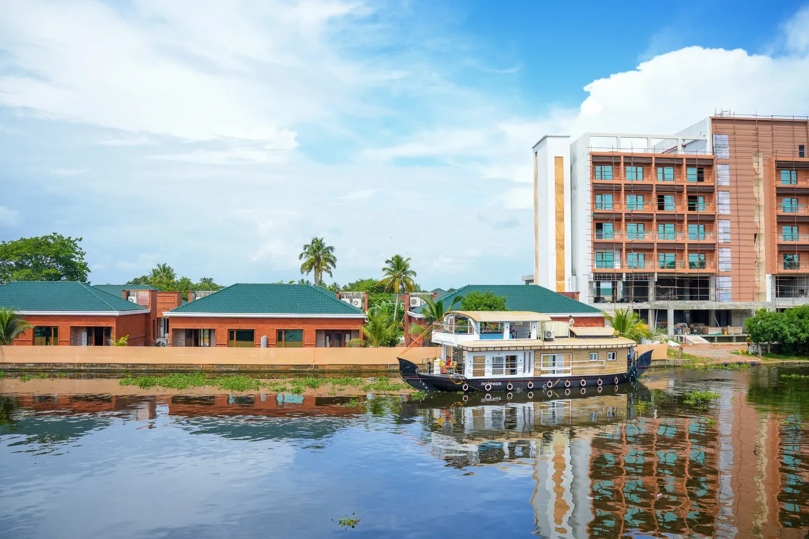 Lake Surya Luxury  - 1 Bedroom Luxury Houseboat Interior View | Kerala Houseboat Cruise | Alleppey Green Tourism