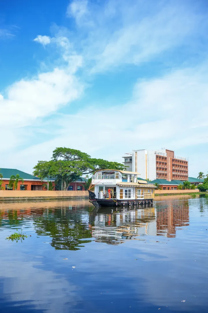 Lake Surya Luxury  - 1 Bedroom Luxury Houseboat Interior View | Alleppey Backwaters | Alleppey Green Tourism