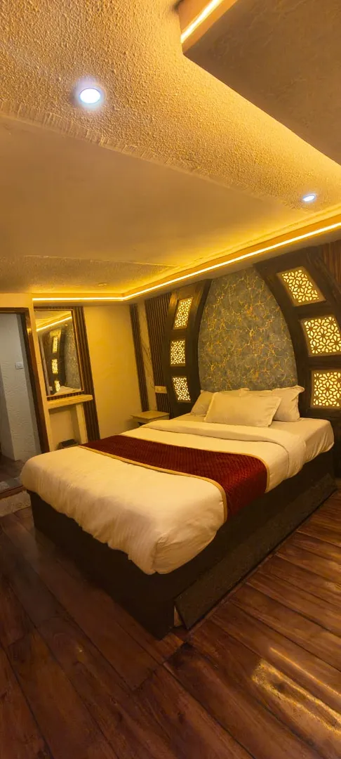 Vembanad Queen 8 Deluxe